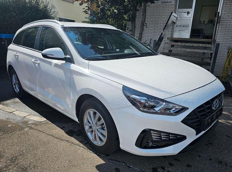 Weiß Gebraucht 2024 Hyundai i30 Comfort Kombi | 17.500 € (Superpreis) - Bild 1/4