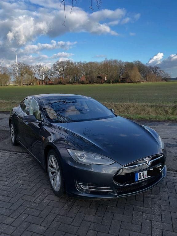 Grau Gebraucht 2015 Tesla Model S Limousine | 21.500 € (Guter Preis) - Bild 1/4