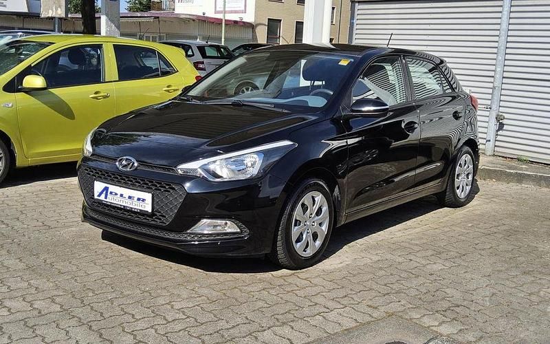 Schwarz (phantom black. / mic) Gebraucht 2017 Hyundai i20 Classic Limousine | 7.998 € (Fairer Preis) - Bild 1/4