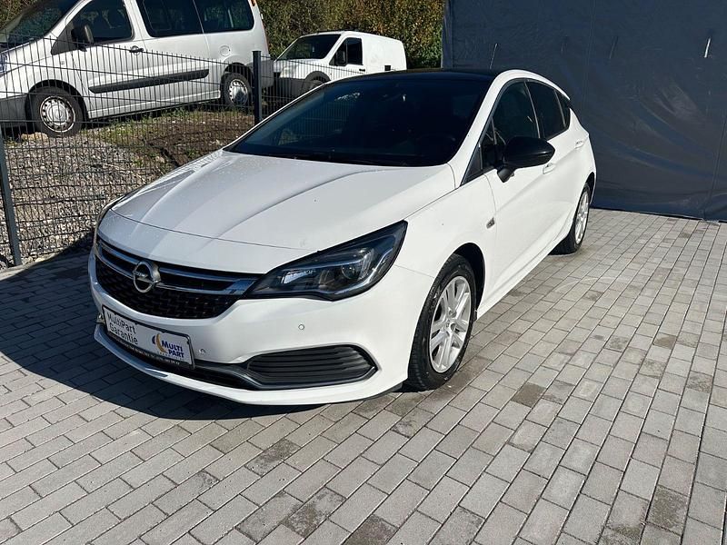Weiß Gebraucht 2018 Opel Astra Dynamic Limousine | 10.950 € (Fairer Preis) - Bild 1/4