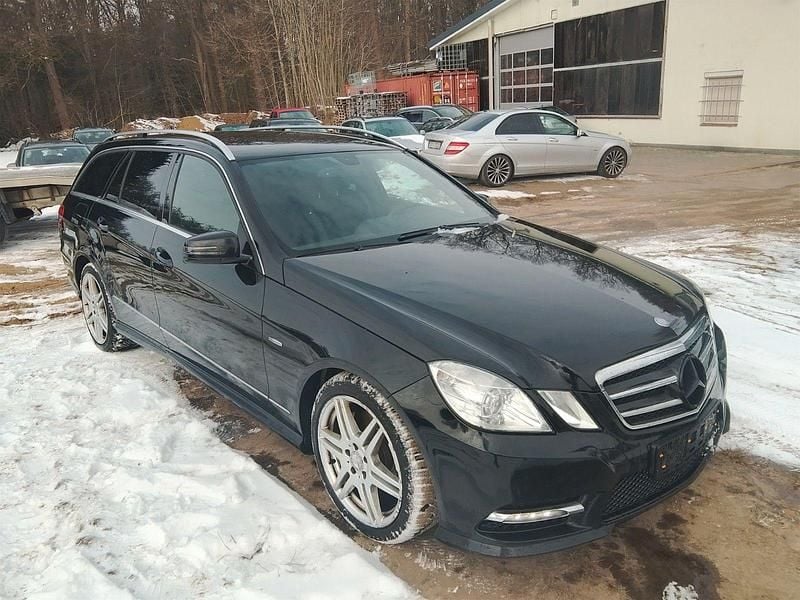Gebraucht Mercedes E250 Avantgarde 204 PS (150 kW) 2012 Schwarz Kombi