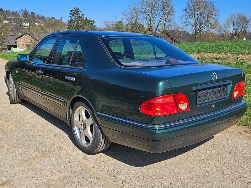 Gebraucht Mercedes E320 220 PS (161 kW) 1997 Grün Limousine