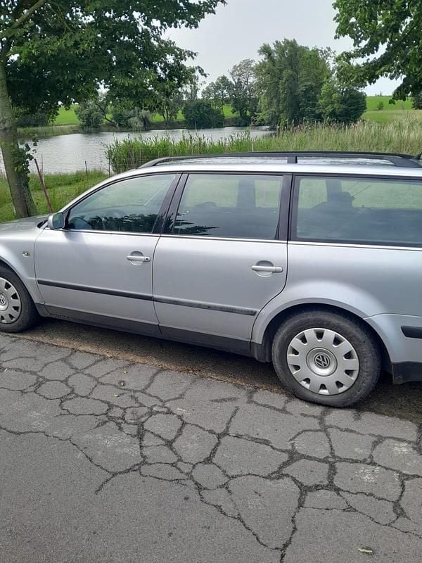 Silber Gebraucht 2001 VW Passat Kombi | 1.500 € (Fairer Preis) - Bild 1/4