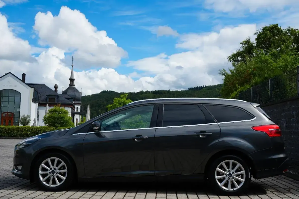 Gebraucht Ford Focus Titanium 125 PS (91 kW) 2017 Grau Kombi