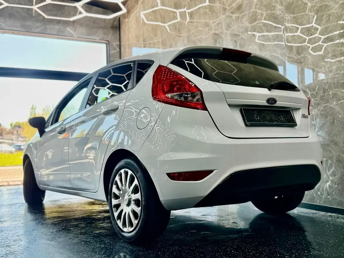 Gebraucht Ford Fiesta Trend 97 PS (71 kW) 2010 Weiß Limousine