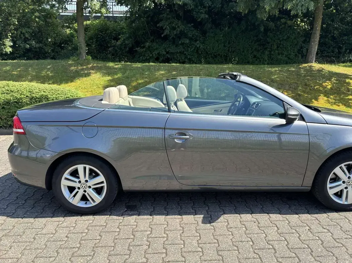 Gebraucht VW Eos Basis 140 PS (102 kW) 2013 Grau Cabrio
