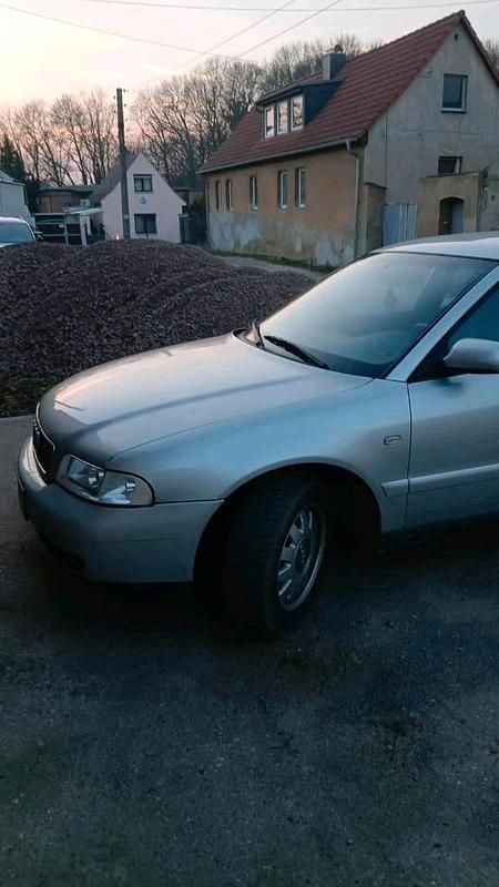 Usado Audi A4 101 CV (74 kW) 2000 Plateado Berlina