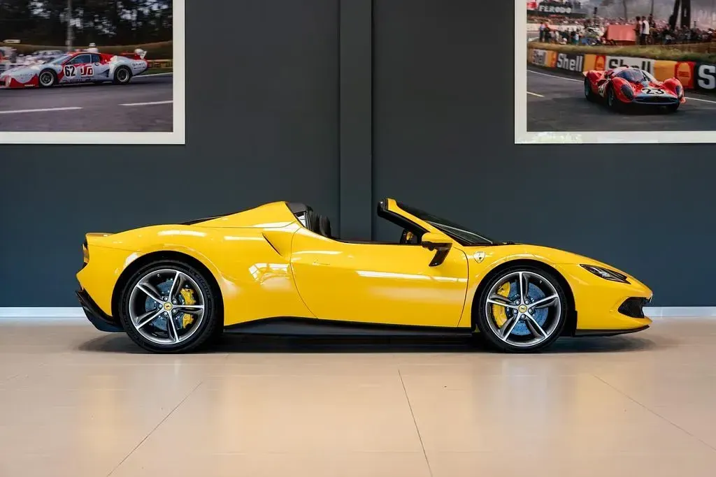 Gebraucht Ferrari 296 662 PS (486 kW) 2023 Gelb Cabrio