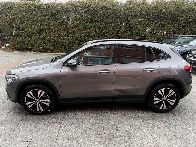 Grau Gebraucht 2021 Mercedes GLA200 Progressive SUV | 19.980 € - Bild 1/4