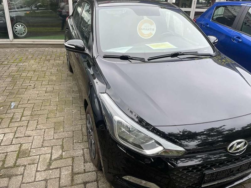 Gebraucht Hyundai i20 Classic 75 PS (55 kW) 2017 Schwarz Kleinwagen