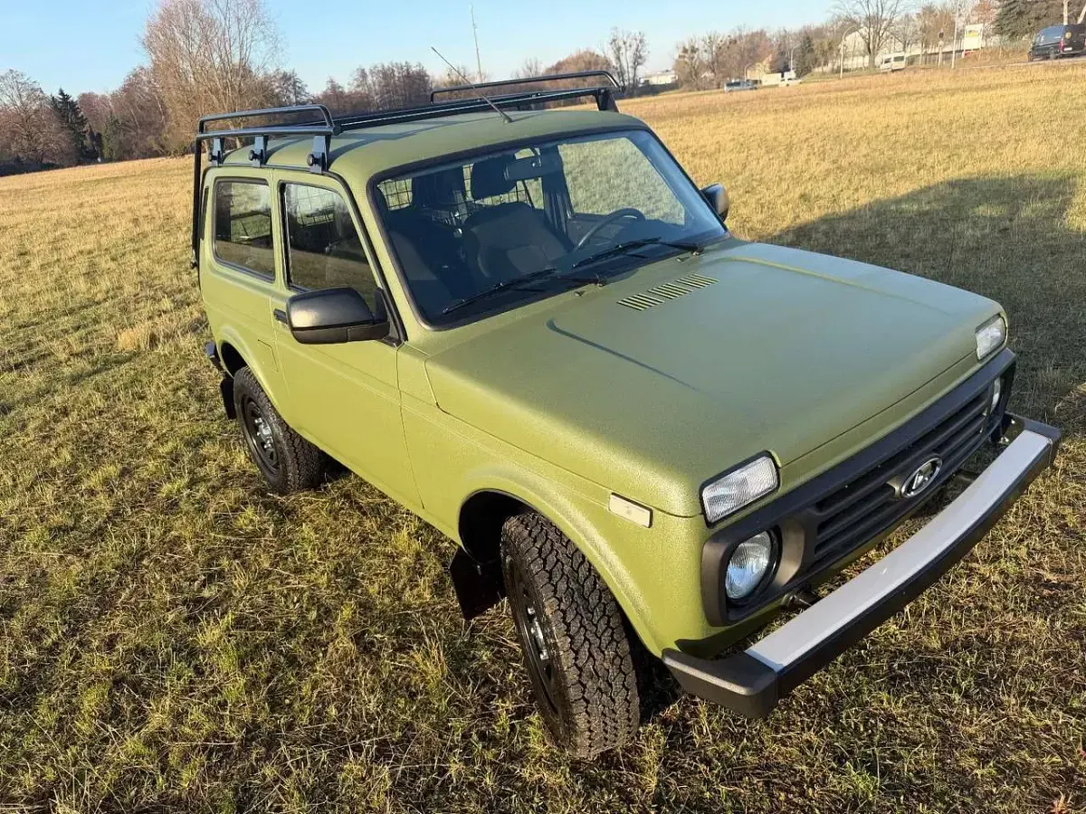 Neu Lada niva 83 PS (61 kW) 2026 Schwarz (672) SUV