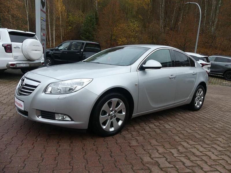Silber (metallic) Gebraucht 2012 Opel Insignia Limousine | 7.990 € (Etwas zu teuer) - Bild 1/4