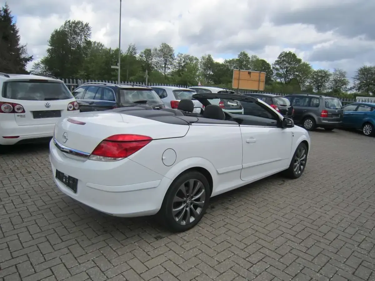 Gebraucht Opel Astra Cabriolet Edition 140 PS (102 kW) 2010 Olympic white Cabrio
