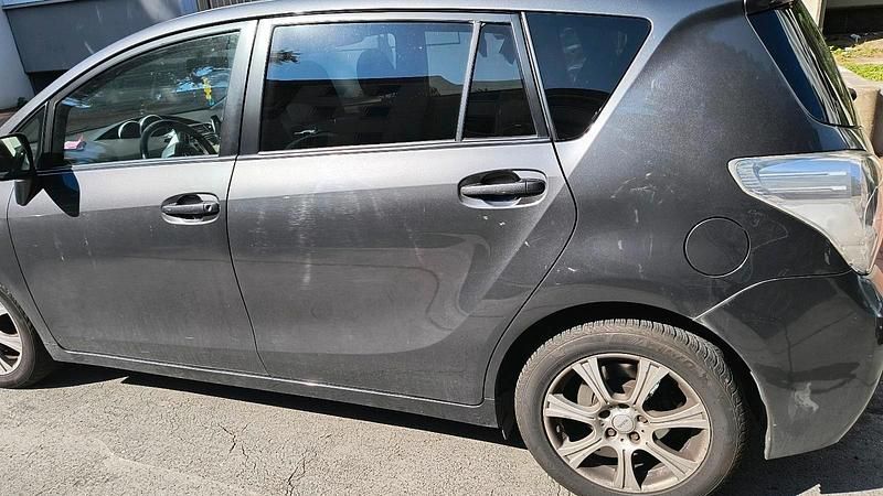 Gebraucht Toyota Verso 150 PS (110 kW) 2012 Grau Van / Kleinbus