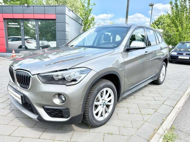 Platinsilber metallic Gebraucht 2017 BMW X1 Advantage SUV | 20.495 € (Guter Preis) - Bild 1/4
