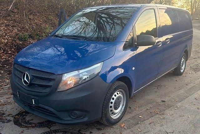 Blau Gebraucht 2016 Mercedes Vito Van / Kleinbus | 15.649 € (Fairer Preis) - Bild 1/4