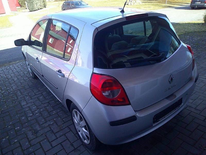 Gebraucht Renault Clio II 88 PS (64 kW) 2006 Silber Limousine
