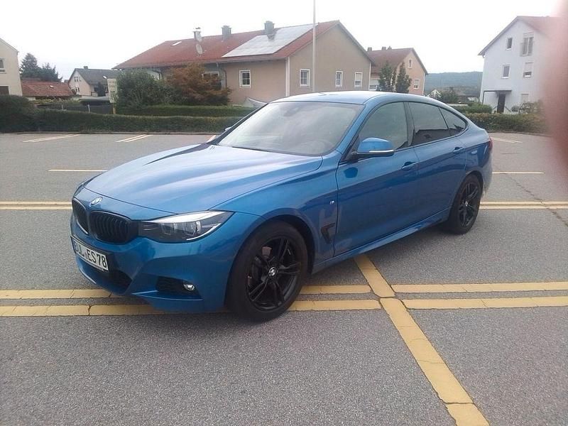 Blau Gebraucht 2020 BMW 320 Gran Turismo Sport Line Limousine | 21.200 € (Fairer Preis) - Bild 1/4