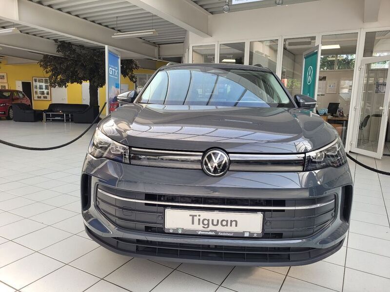 Grau Neu 2025 VW Tiguan Life SUV | 49.990 € (Teuer) - Bild 1/4