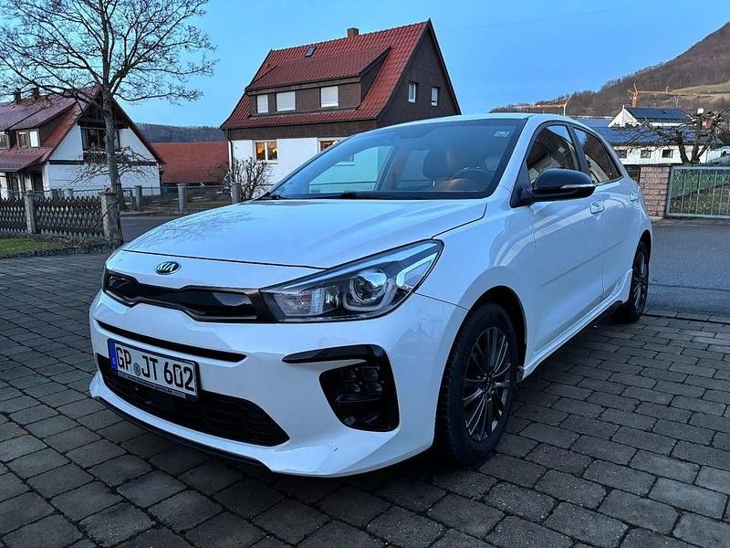 Weiß Gebraucht 2020 Kia Rio GT-Line Limousine | 13.800 € (Fairer Preis) - Bild 1/4