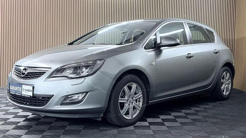 Gebraucht Opel Astra Innovation 140 PS (102 kW) 2011 Silber Limousine