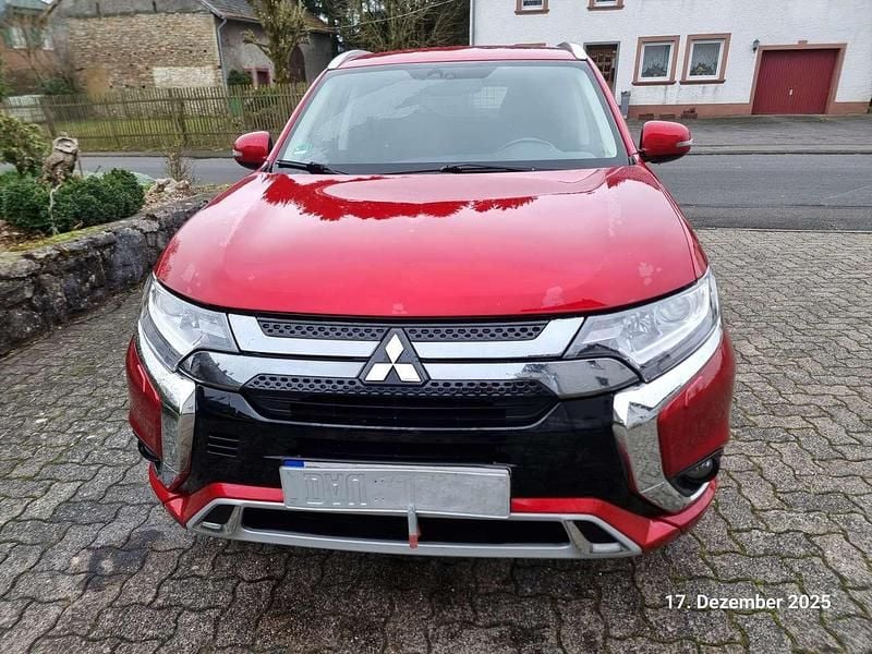 Gebraucht Mitsubishi Outlander P-HEV Basis 135 PS (99 kW) 2020 Rot SUV