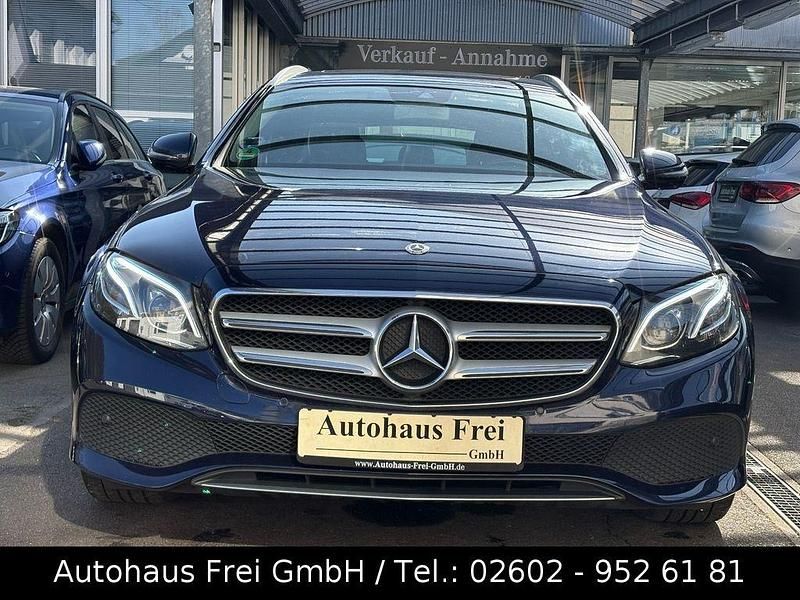 Gebraucht Mercedes E220 Avantgarde 194 PS (142 kW) 2017 Blau Kombi