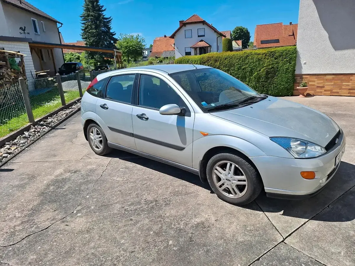 Gebraucht Ford Focus 101 PS (74 kW) 2001 Silber Kleinwagen