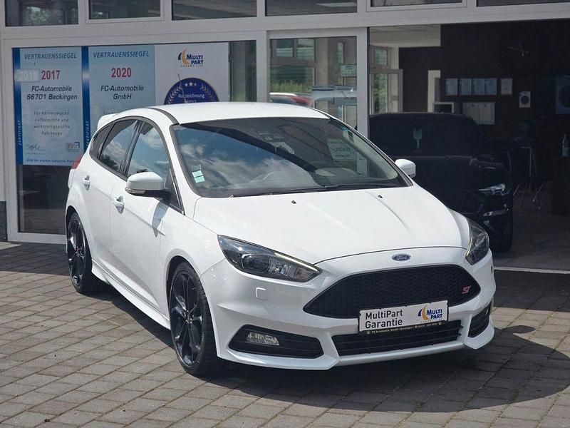 Weiß Gebraucht 2016 Ford Focus ST Limousine | 13.900 € (Guter Preis) - Bild 1/4