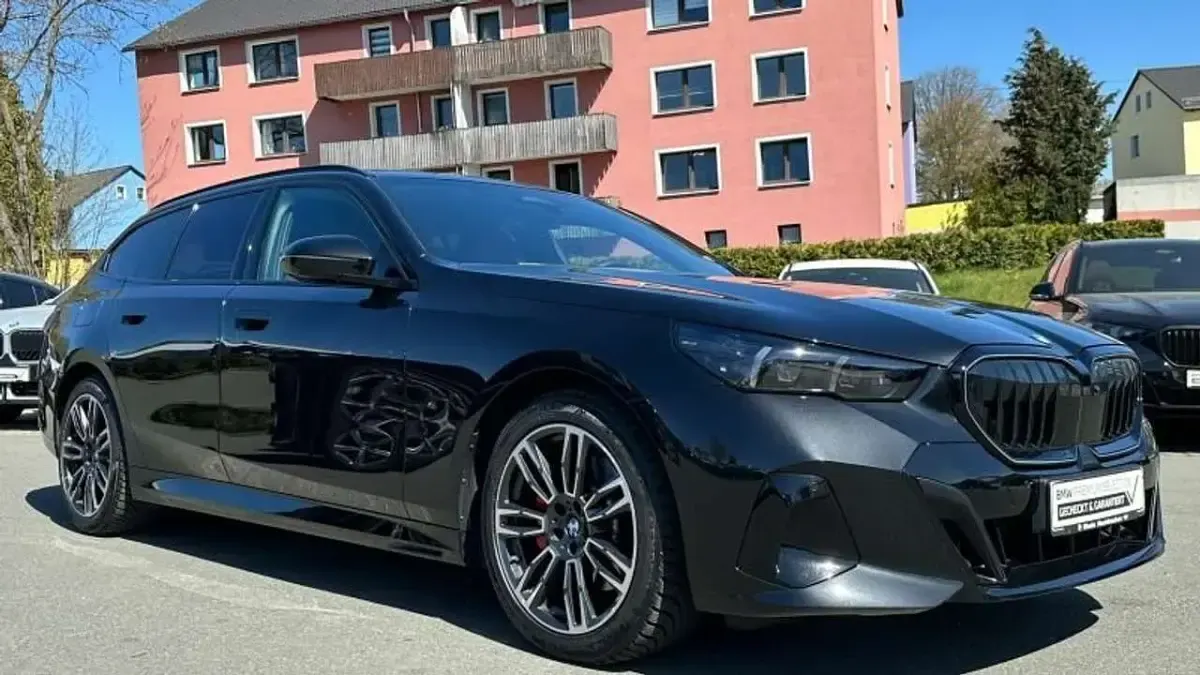 Gebraucht BMW 520 M Sport 197 PS (144 kW) 2025 Schwarz Kombi