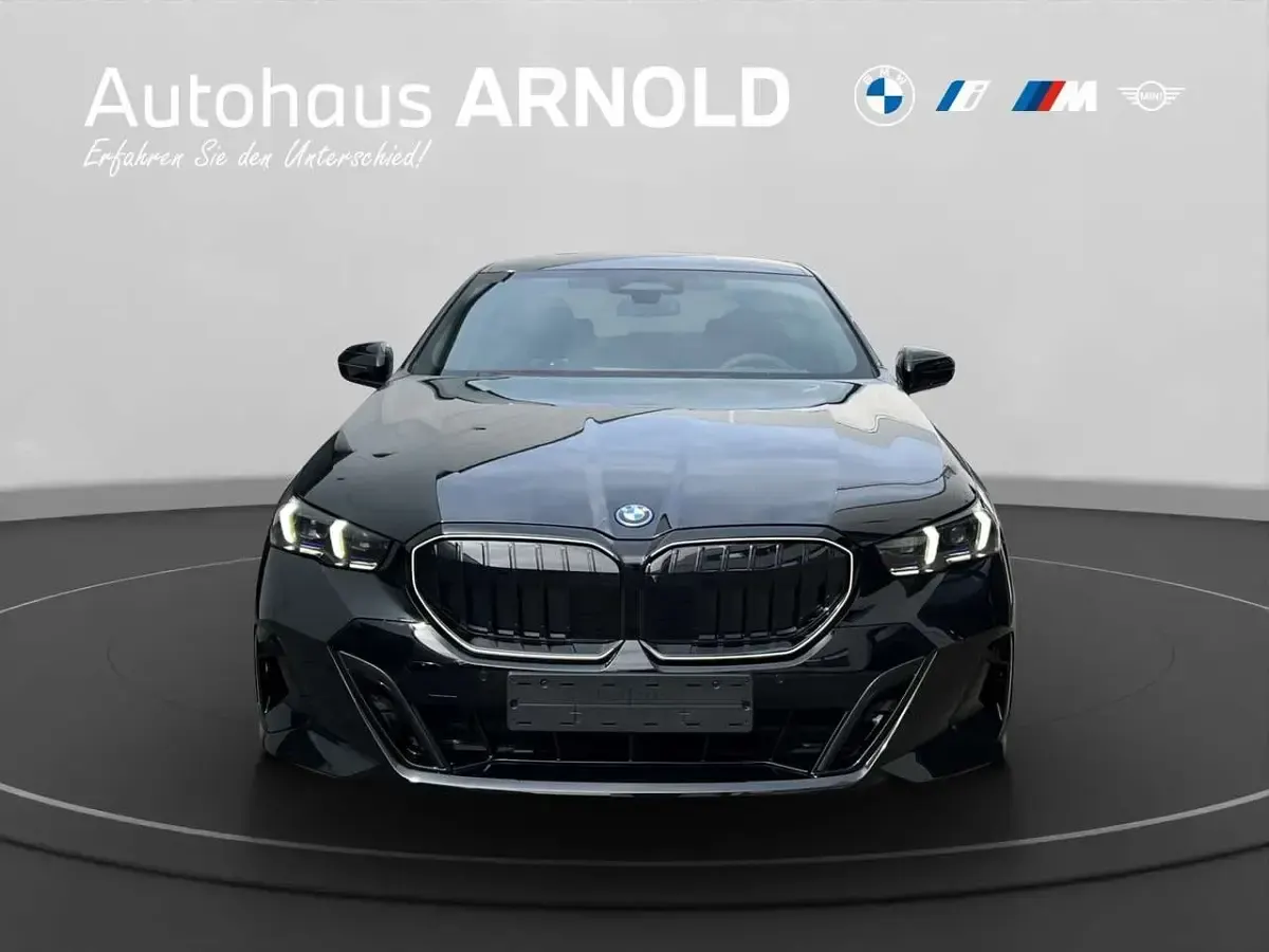 Neu BMW 550e M Sport 489 PS (359 kW) 2026 Black sapphire Limousine