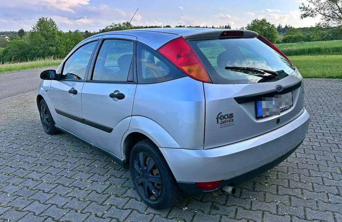 Usado Ford Focus 101 CV (74 kW) 2001 Plateado Utilitario