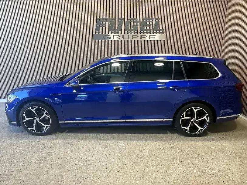 Gebraucht VW Passat R-line 200 PS (147 kW) 2021 Lapiz blue metallic Kombi