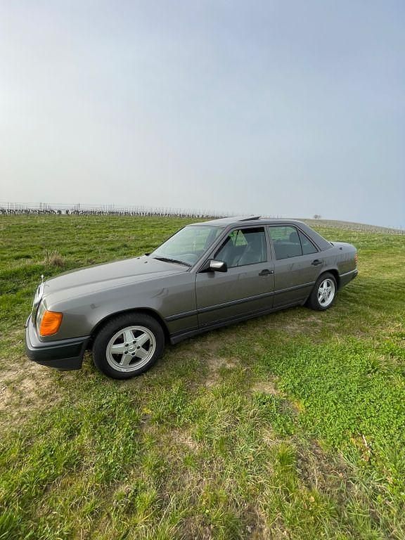 Gebraucht Mercedes 200 105 PS (77 kW) 1988 Schwarz Limousine