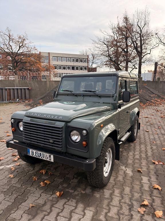 Grün Gebraucht 2011 Land Rover Defender Kombi | 39.000 € (Teuer) - Bild 1/4