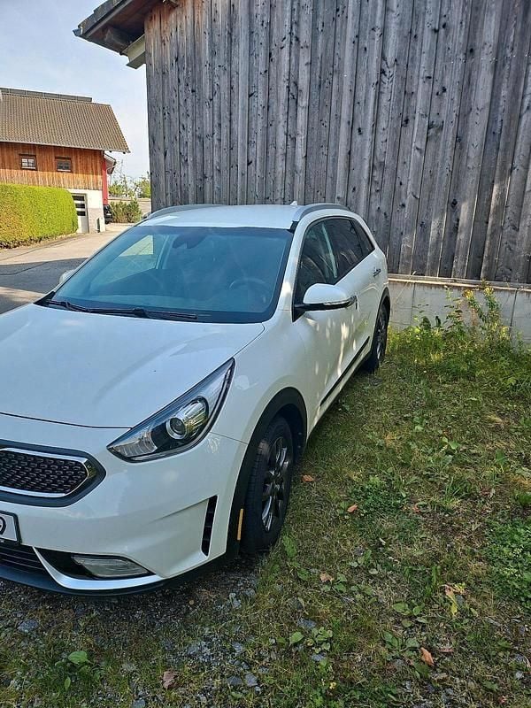 Weiß Gebraucht 2017 Kia Niro 2 SUV | 12.000 € (Fairer Preis) - Bild 1/4