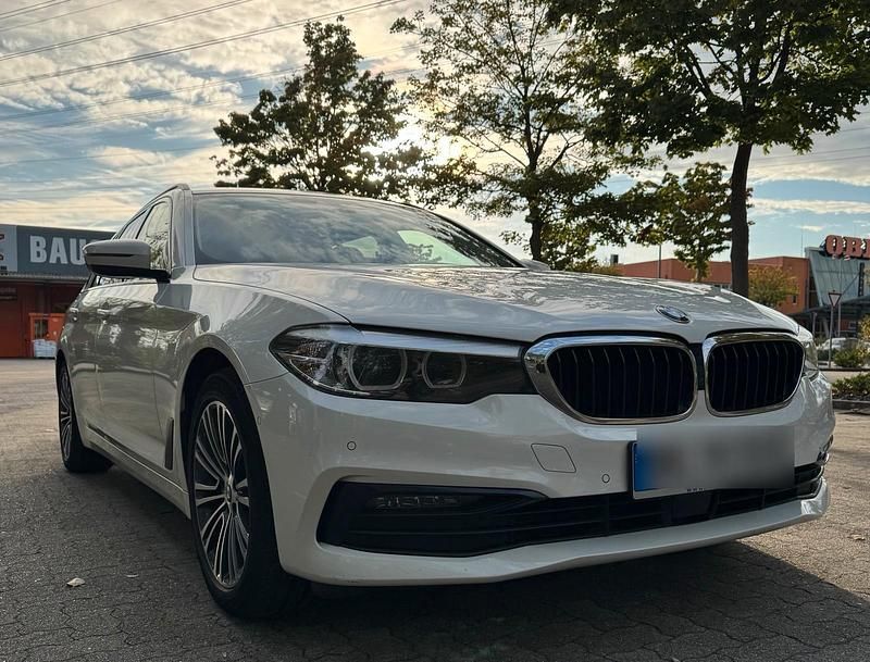 Weiß Gebraucht 2019 BMW 520 Sport Line Kombi | 16.900 € (Guter Preis) - Bild 1/4