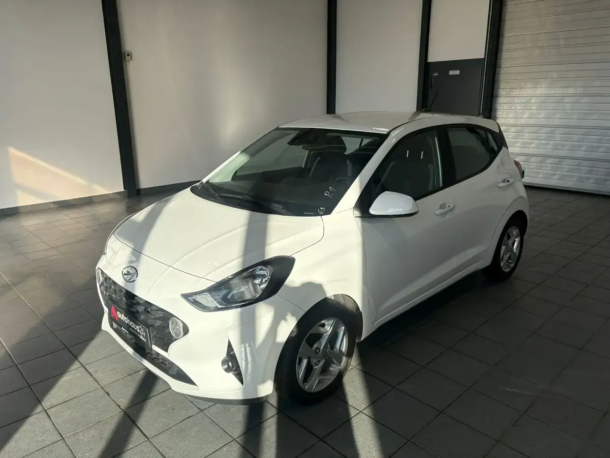 Gebraucht Hyundai i10 Trend 67 PS (49 kW) 2022 Weiß Kleinwagen