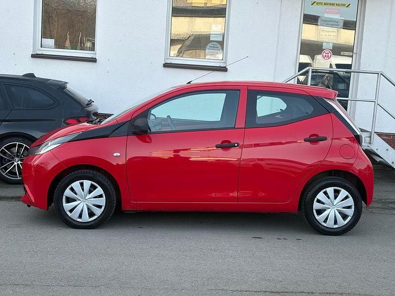 Gebraucht Toyota Aygo 69 PS (50 kW) 2017 Rot Kleinwagen