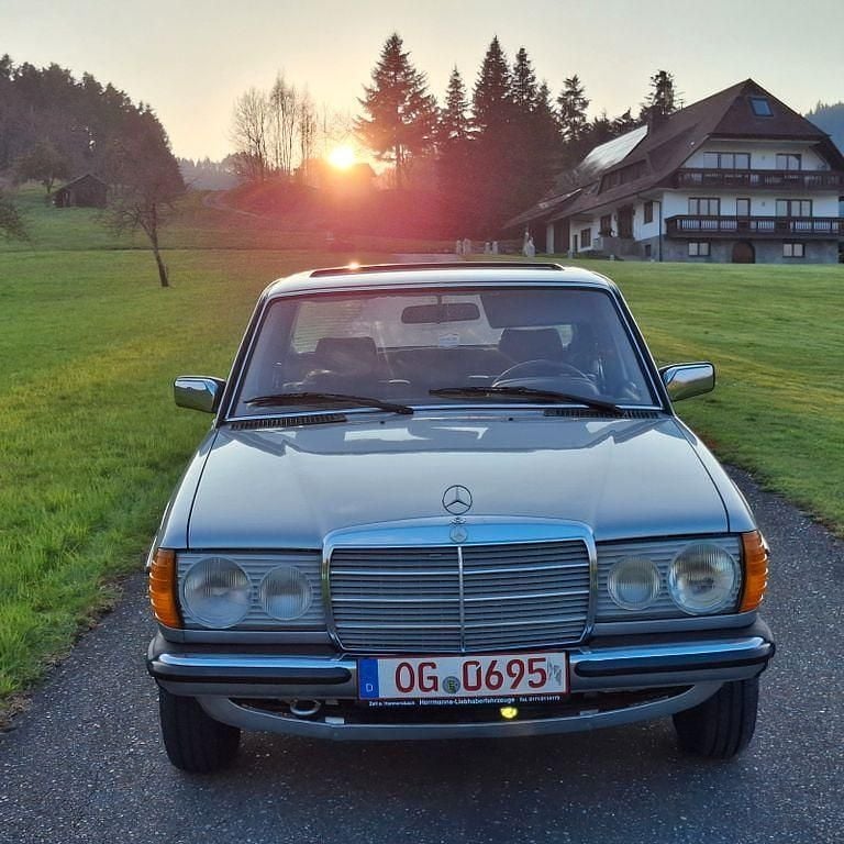 Gebraucht Mercedes 200 109 PS (80 kW) 1982 Silber Limousine