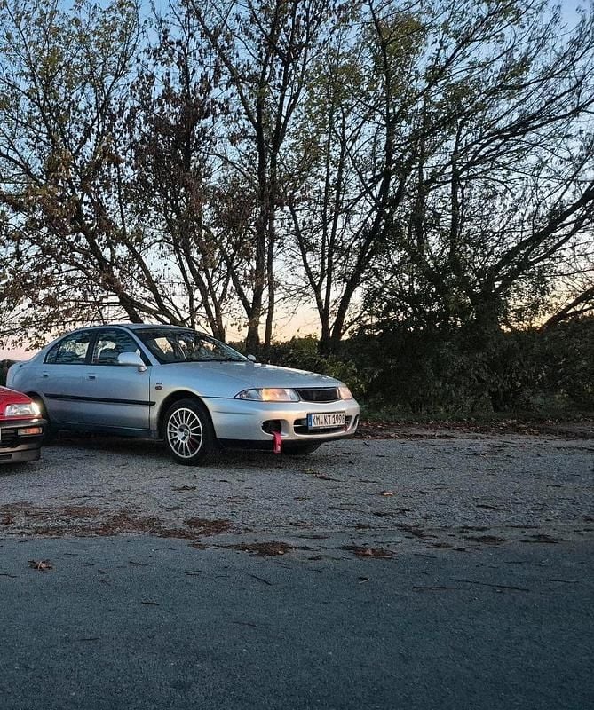 Grau Gebraucht 1998 Mitsubishi Carisma Limousine | 2.000 € (Etwas zu teuer) - Bild 1/4