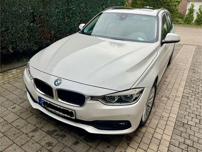 Weiß Gebraucht 2018 BMW 320 Advantage Kombi | 17.200 € (Fairer Preis) - Bild 1/4