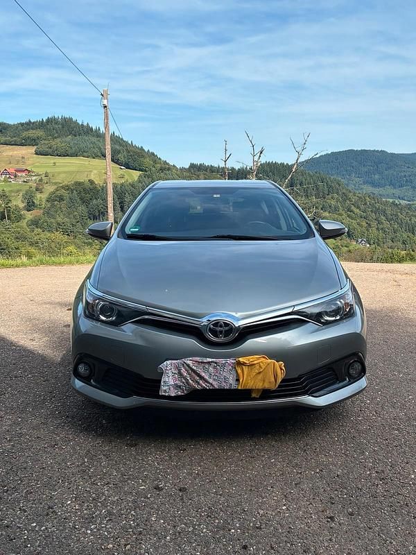 Grau Gebraucht 2015 Toyota Auris Limousine | 9.900 € (Fairer Preis) - Bild 1/4