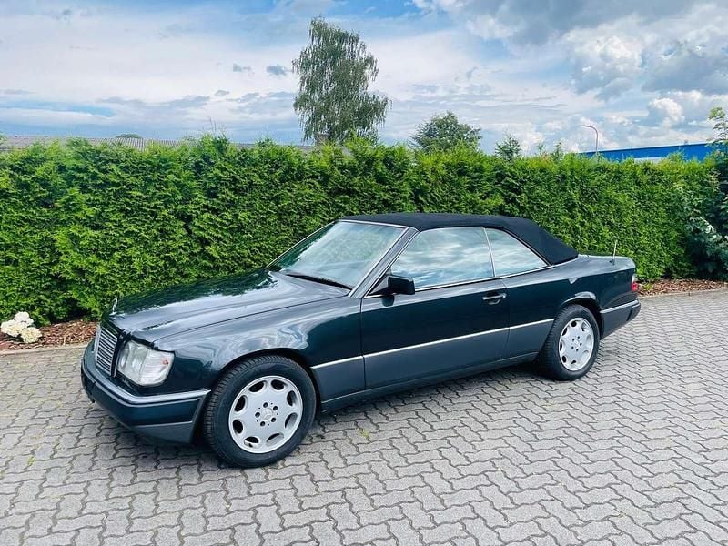 Blauschwarz (199u) Gebraucht 1992 Mercedes E300 Cabrio | 14.990 € - Bild 1/4