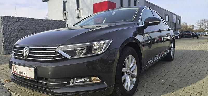 Grau Gebraucht 2017 VW Passat Comfortline Limousine | 14.490 € (Guter Preis) - Bild 1/4