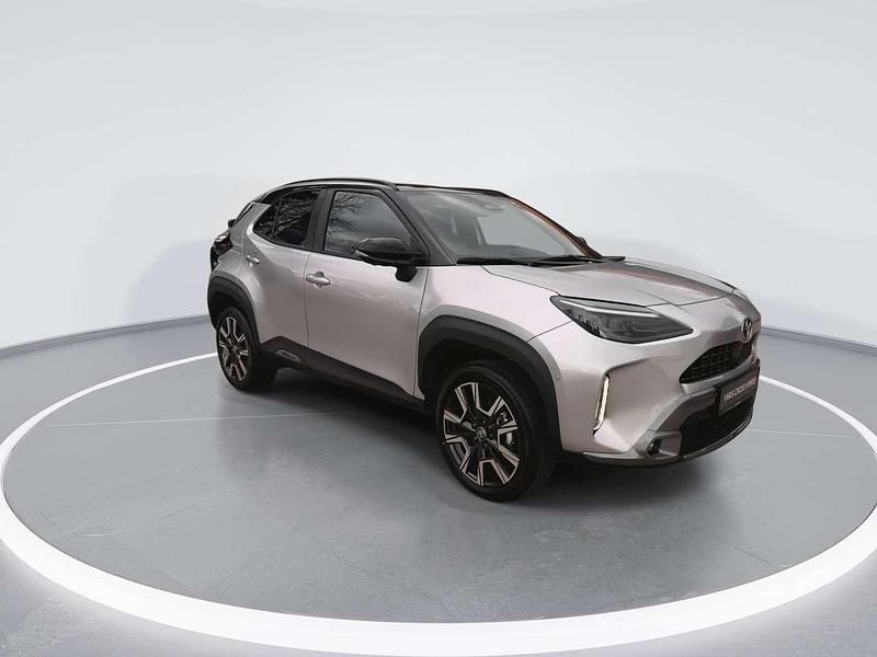 Neu Toyota Yaris Cross Plus 131 PS (96 kW) 2026 Silver metallic/ black SUV
