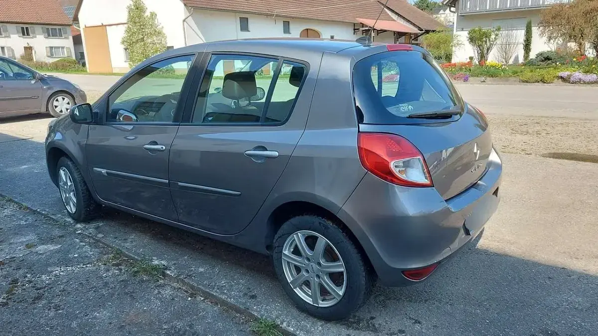 Gebraucht Renault Clio II Dynamique 75 PS (55 kW) 2011 Grau Limousine