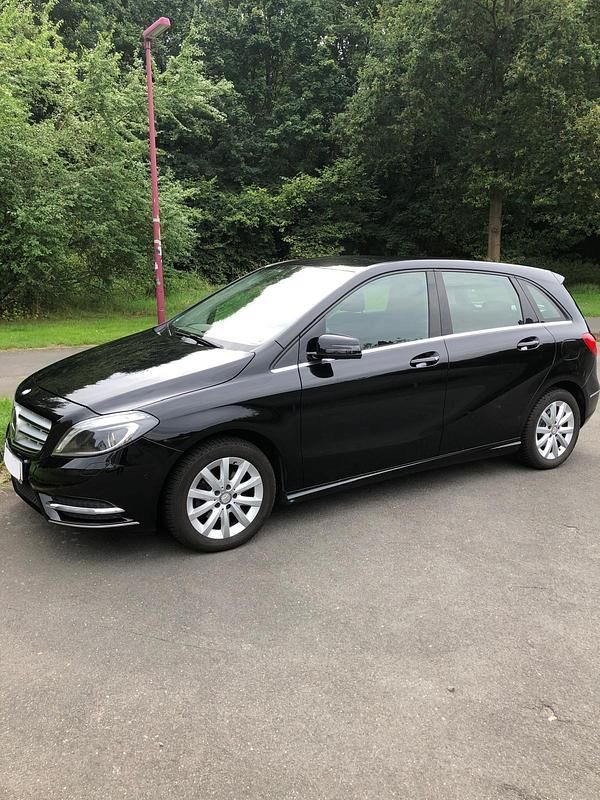 Schwarz Gebraucht 2013 Mercedes B180 Van / Kleinbus | 11.999 € (Teuer) - Bild 1/4