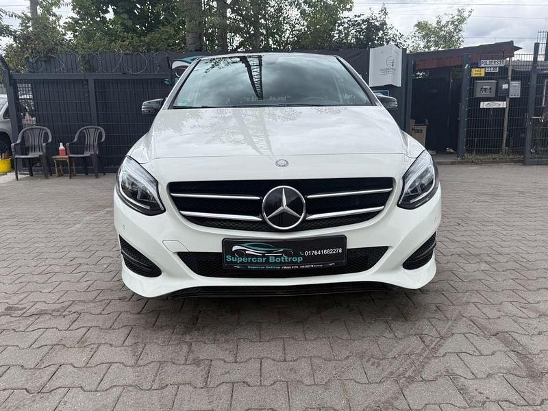 Weiß Gebraucht 2016 Mercedes B200 AMG Van / Kleinbus | 14.500 € (Fairer Preis) - Bild 1/4