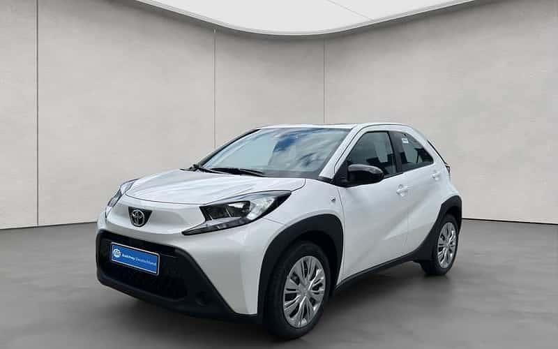 Weiß Neu 2025 Toyota Aygo X Play SUV | 15.990 € - Bild 1/4